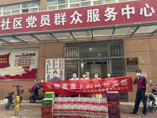 慰問(wèn)高溫下的戰(zhàn)疫英雄